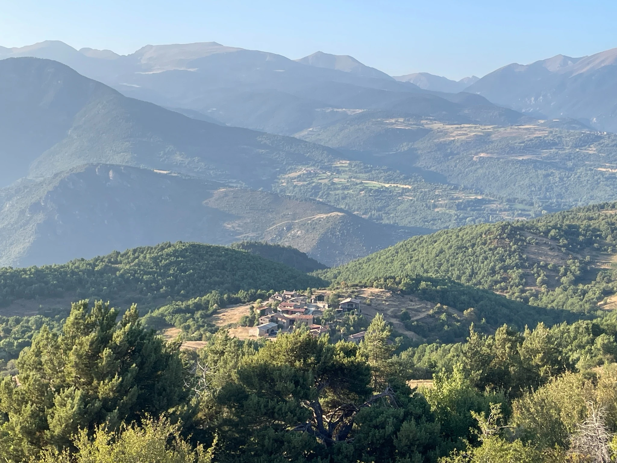 Vista panoràmica de Béixec entre boscos i muntanyes