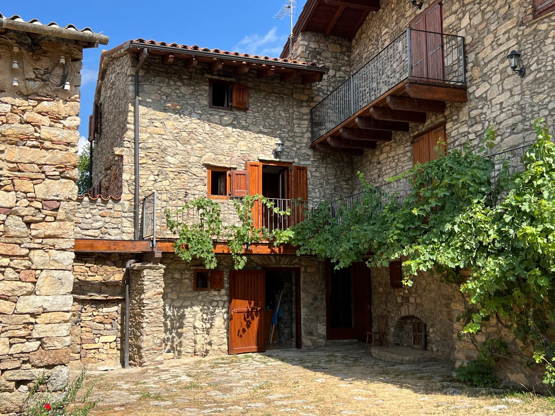 Façana de pedra de Cal Toni