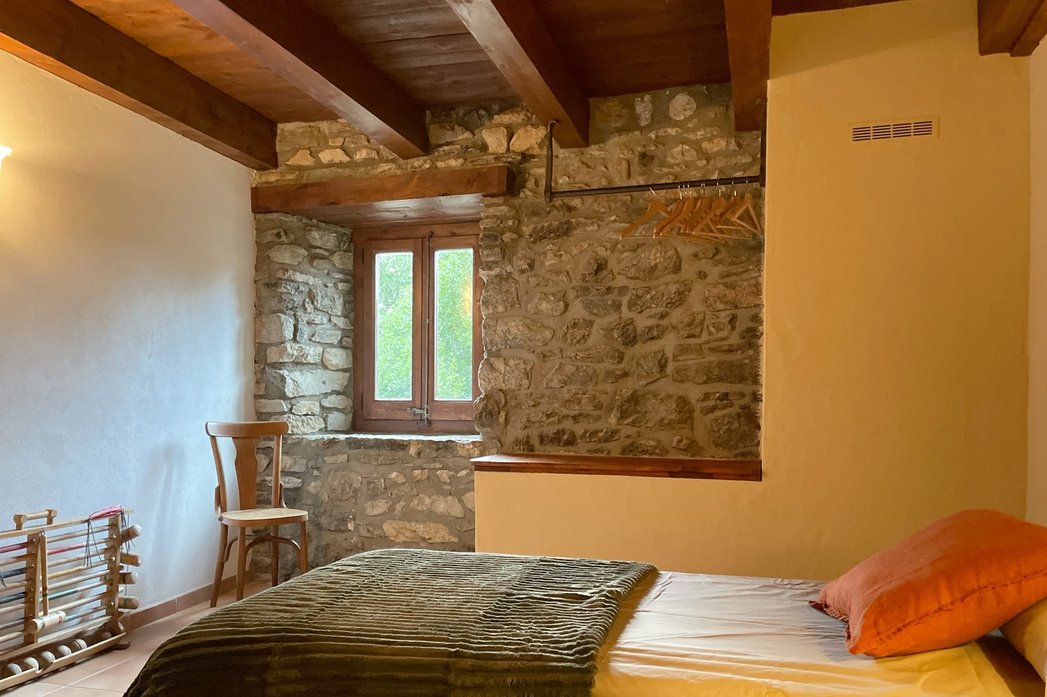 Habitació amb pedra i fusta